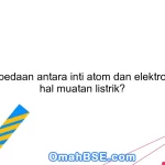 Apa perbedaan antara inti atom dan elektron dalam hal muatan listrik?